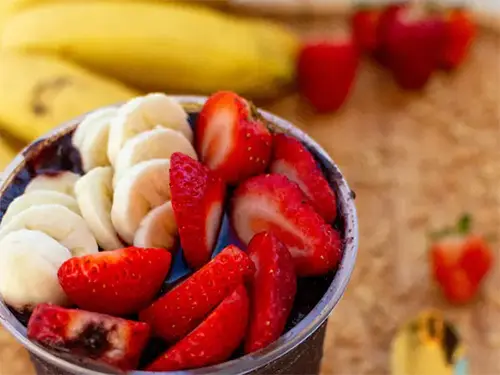 copo de açaí com banana e morango